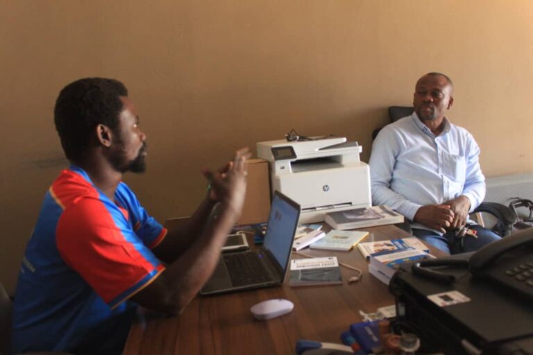 Lire la suite à propos de l’article Lubumbashi: Le Secrétaire Général de l’OCE en visite à la Maison d’Éditions Lumumba pour renforcer la coopération autour de la bibliothèque numérique